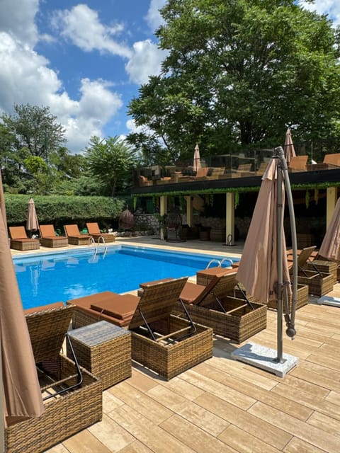 ATOS Srebrno jezero - Villa and Restaurant Hotel in Vojvodina