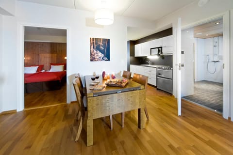 Coffee/tea facilities, Kitchen or kitchenette, Living room, Seating area, Dining area