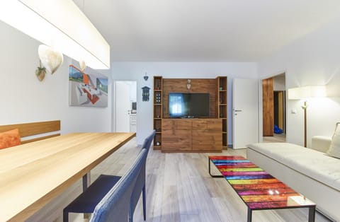 TV and multimedia, Living room, Seating area, Dining area