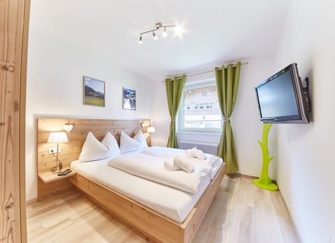 Bed, TV and multimedia, Bedroom