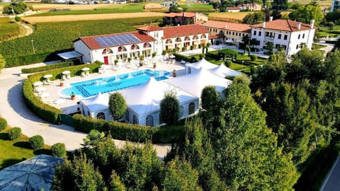 Property building, Spring, Day, Natural landscape, Bird's eye view, Garden, Garden view, Pool view, Swimming pool, sunbed