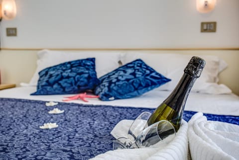 Bed, Food and drinks, Other, Decorative detail, Bedroom, Area and facilities, Drinks, Alcoholic drinks, Non alcoholic drinks