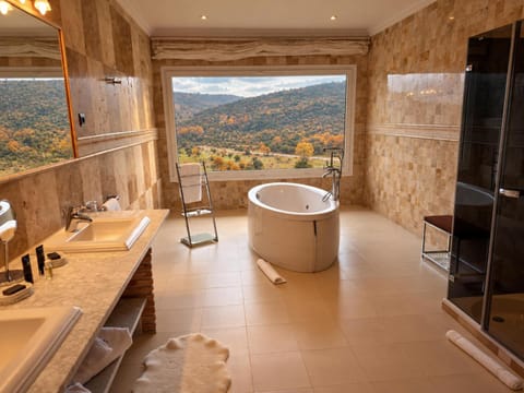 Shower, Natural landscape, Hot Tub, Bathroom, Autumn, Garden view, Landmark view, Mountain view