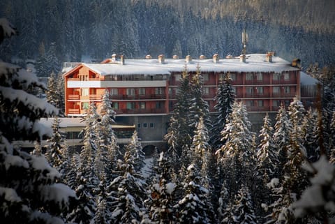 Property building, Day, Natural landscape, Bird's eye view, Winter, Mountain view, Location