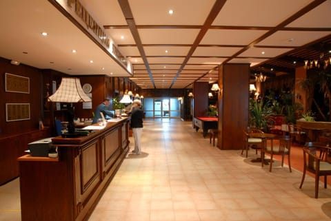 Property building, People, Lobby or reception, Lounge or bar, Banquet/Function facilities, On site