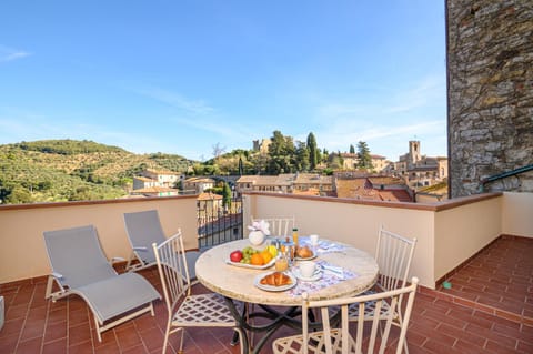 Patio, Day, Natural landscape, View (from property/room), Balcony/Terrace, Food and drinks, Dining area, Food, Mountain view, Breakfast, Continental breakfast