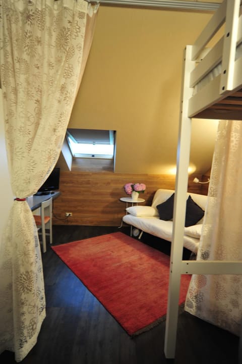 Bed, Bedroom, bunk bed