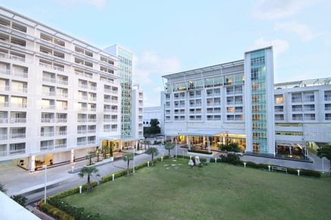 Property building, Facade/entrance, Bird's eye view, Garden, Location