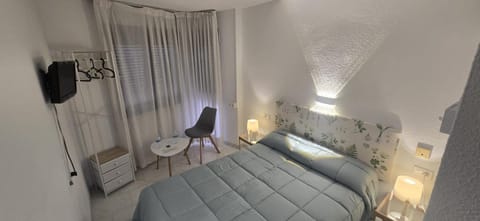 Bed, TV and multimedia, Photo of the whole room, Bedroom