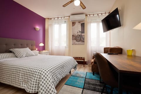 Bed, fireplace, air conditioner