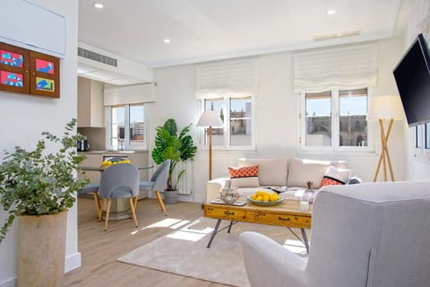 Living room, Dining area, air conditioner