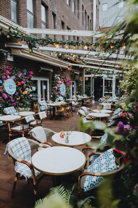 Restaurant/places to eat, Balcony/Terrace