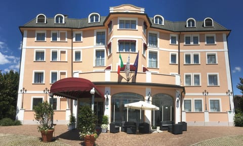 Property building, Facade/entrance, Day