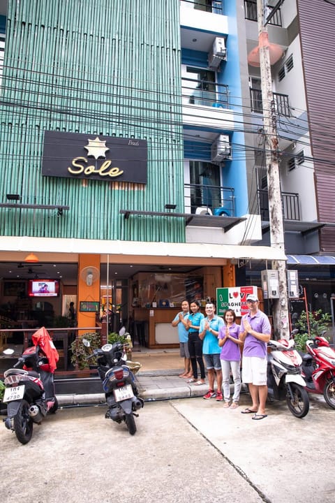 Staff, Facade/entrance, People