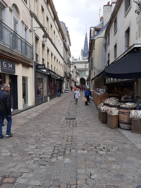 Neighbourhood, Location