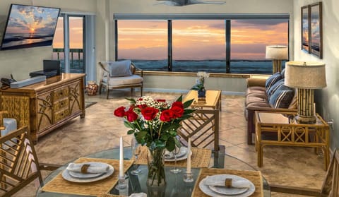 Natural landscape, TV and multimedia, Living room, Seating area, Dining area, Sea view, Sunrise