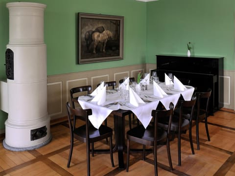 Restaurant/places to eat, Banquet/Function facilities