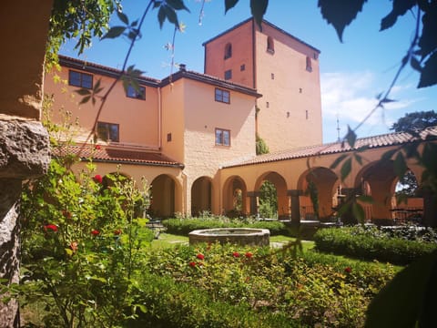 Property building, Restaurant/places to eat, Garden, Garden
