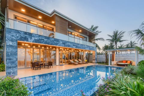 Property building, Pool view, Swimming pool, Swimming pool, sunbed