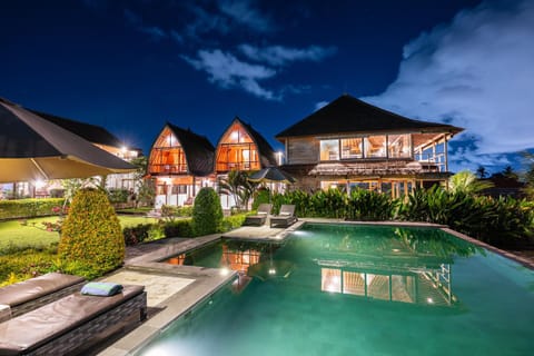 Property building, Patio, Night, Garden, Garden view, Pool view, Swimming pool, sunbed