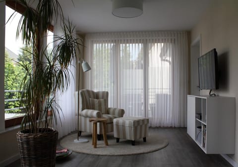 Living room, Photo of the whole room, Decorative detail