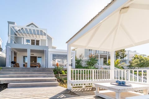 Easy canal living on Thesen Islands House in Knysna