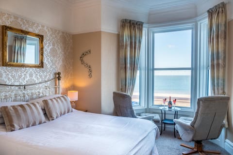 Photo of the whole room, Sea view