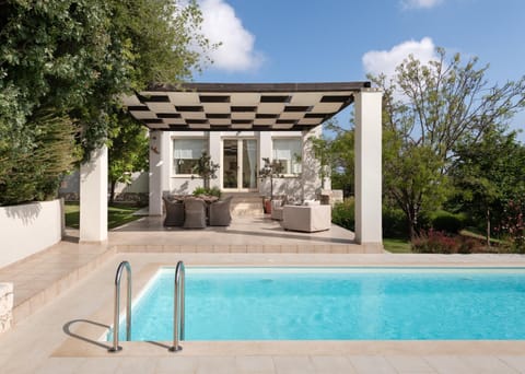Property building, Garden, Swimming pool