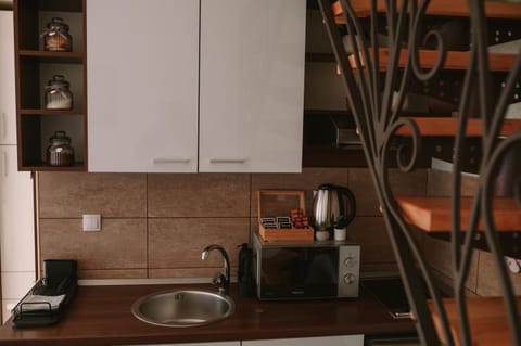 Coffee/tea facilities, Kitchen or kitchenette, microwave, stove