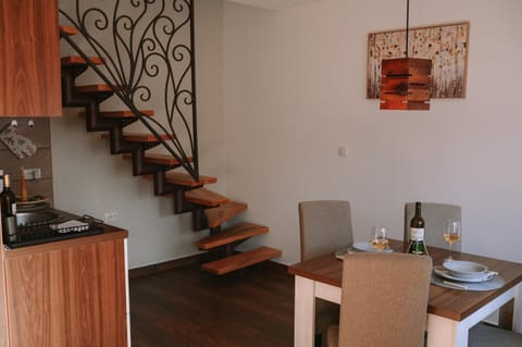 Kitchen or kitchenette, Dining area