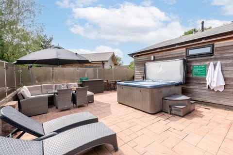 Property building, BBQ facilities, Hot Tub, Dining area
