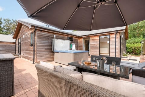 BBQ facilities, Hot Tub, Dining area