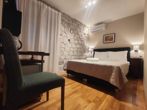 Bed, Seating area, Bedroom, air conditioner