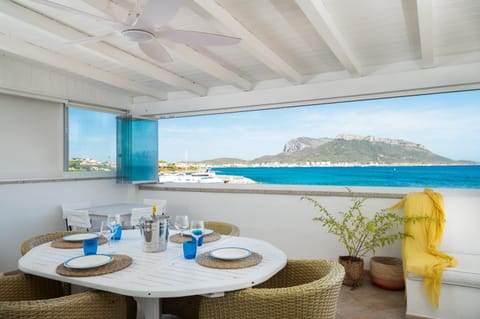 View (from property/room), Balcony/Terrace, Dining area, Sea view