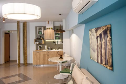 Coffee/tea facilities, Kitchen or kitchenette, Living room, Seating area, Dining area