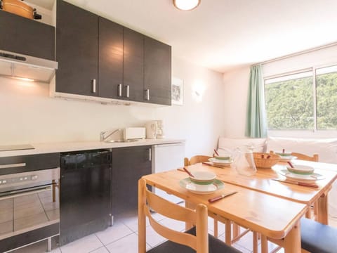 Appartement 2 pièces avec coin nuit, balcon, parking et casier à ski - Proche télécabine et centre - FR-1-330C-16 Cabin in Briançon