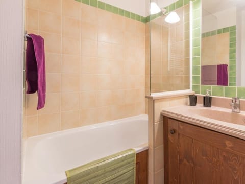 Charmant 2 pièces au cœur de La Salle-les-Alpes, proche télécabines et commerces, 4 couchages - FR-1-330F-45 Cabin in Saint-Chaffrey