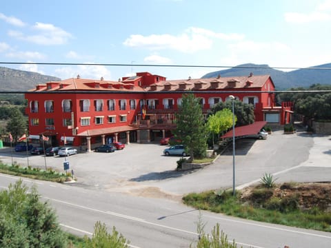 Property building, Restaurant/places to eat, Spring, Natural landscape, Activities, Bird's eye view, Winter, Summer, Children play ground, Game Room, Garden, Skiing, Solarium, Table tennis, Banquet/Function facilities, Tennis court, Hiking, Animals, Animals, Autumn, Pets, Pets, Mountain view, Swimming pool, Sports, Sports, Entertainment, Breakfast, Location, children, children, young children, young children, older children, older children, group of guests, group of guests, cot, Family, Family, Parking, hair dryier, heating, heating, internet, internet, pet friendly, pet friendly, elevator
