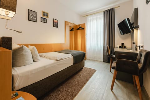 Bed, TV and multimedia, Photo of the whole room