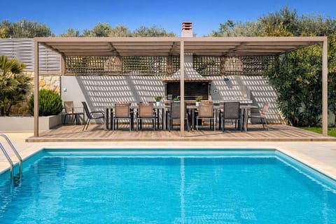 BBQ facilities, Dining area, Swimming pool