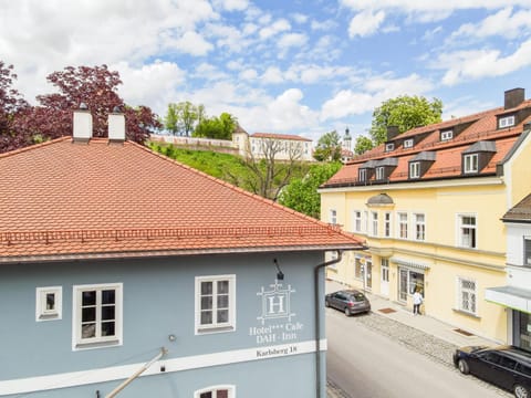Property building, Day, Neighbourhood, City view, Street view, Location, Parking