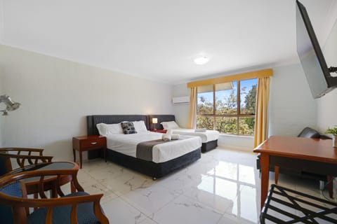 Bed, TV and multimedia, Photo of the whole room, Seating area, Dining area, Bedroom