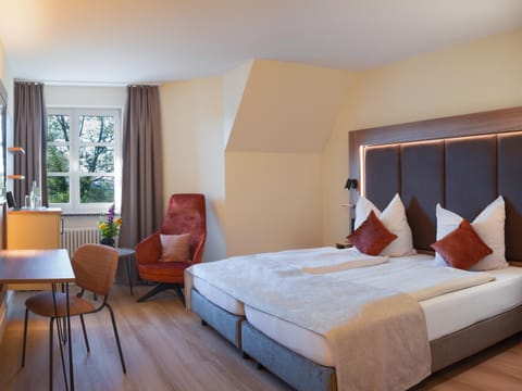 Bed, Photo of the whole room, Seating area, Bedroom