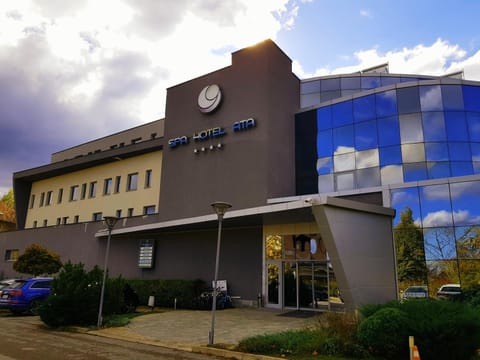Facade/entrance, Summer
