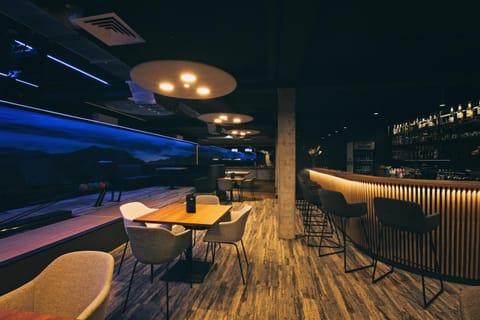 Bowling, Lounge or bar