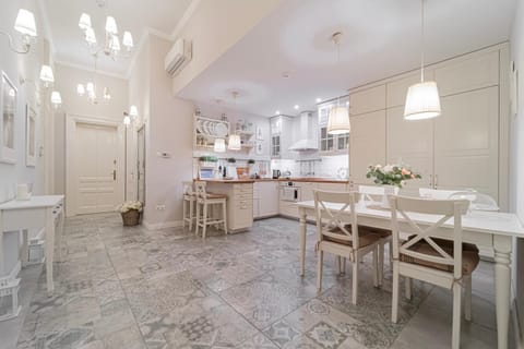 Coffee/tea facilities, Kitchen or kitchenette, Communal kitchen, dishwasher, microwave, oven, stove, toaster
