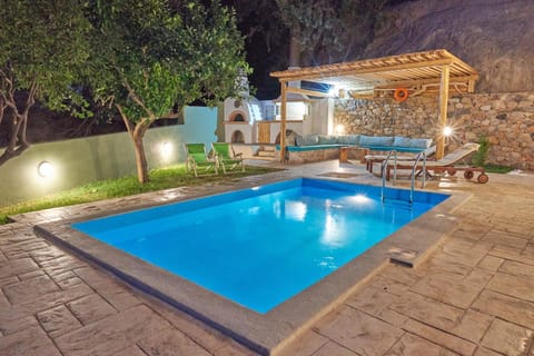 Patio, Pool view, Swimming pool, sunbed