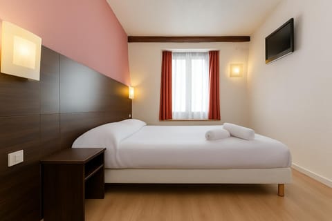 Bed, TV and multimedia, Photo of the whole room, Bedroom, towels