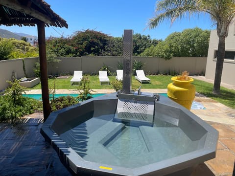 Patio, Spring, Day, Natural landscape, Garden, Hot Tub, Garden view, Pool view, Swimming pool, sunbed