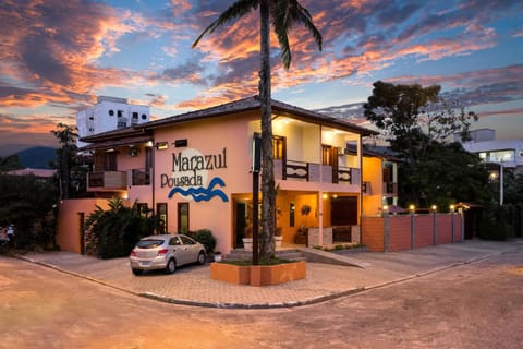 Property building, Facade/entrance, Property logo or sign, Neighbourhood, Street view, Location, Sunrise, Sunset, Parking